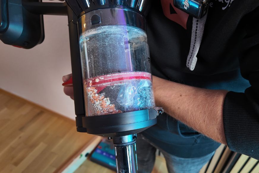 Der Staubbehälter des Dyson V16 Piston Animal komprimiert den Inhalt automatisch.